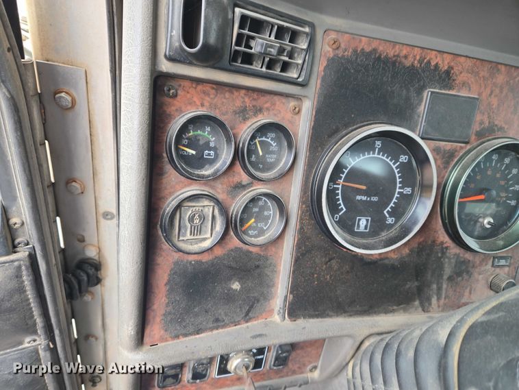 image for item ET5361 2005 Kenworth T800 semi truck