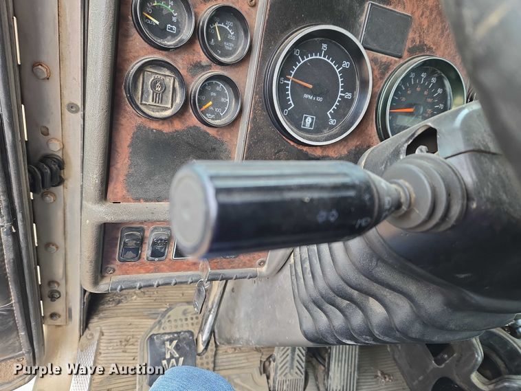 image for item ET5361 2005 Kenworth T800 semi truck