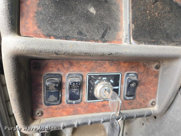 image for item ET5361 2005 Kenworth T800 semi truck