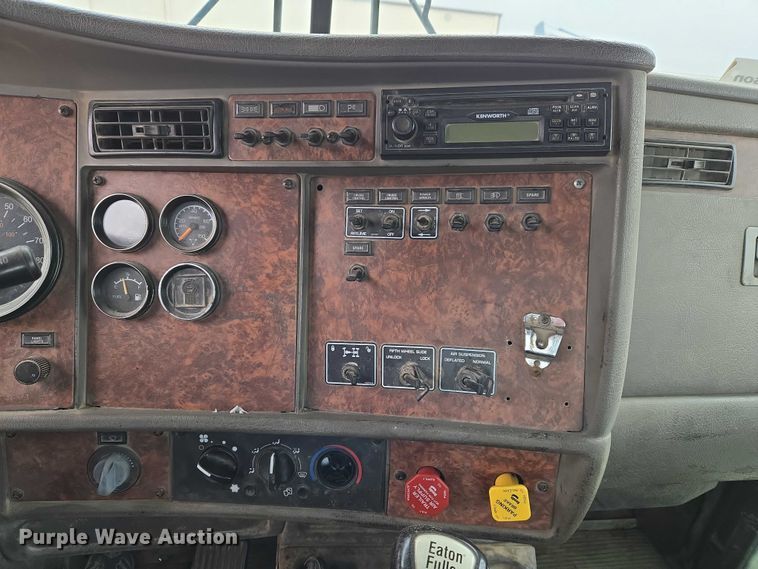 image for item ET5361 2005 Kenworth T800 semi truck