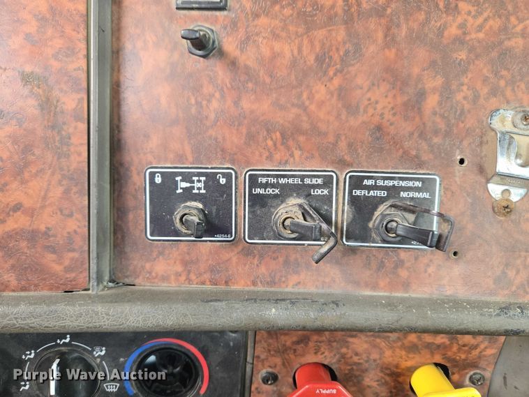 image for item ET5361 2005 Kenworth T800 semi truck