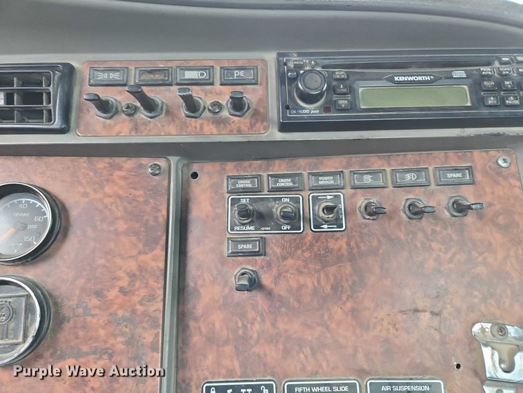 image for item ET5361 2005 Kenworth T800 semi truck