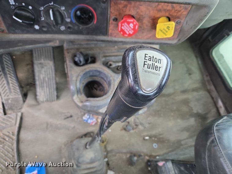 image for item ET5361 2005 Kenworth T800 semi truck