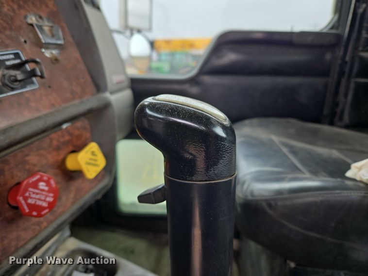 image for item ET5361 2005 Kenworth T800 semi truck