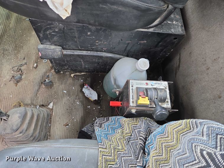 image for item ET5361 2005 Kenworth T800 semi truck