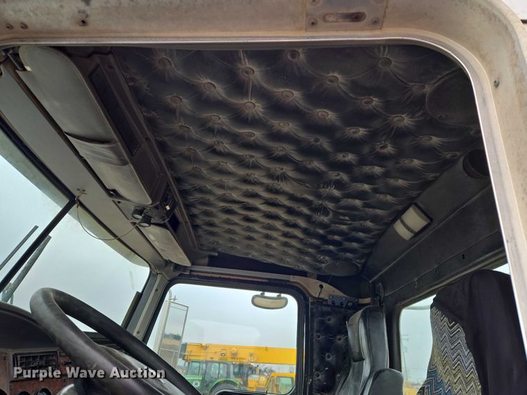 image for item ET5361 2005 Kenworth T800 semi truck