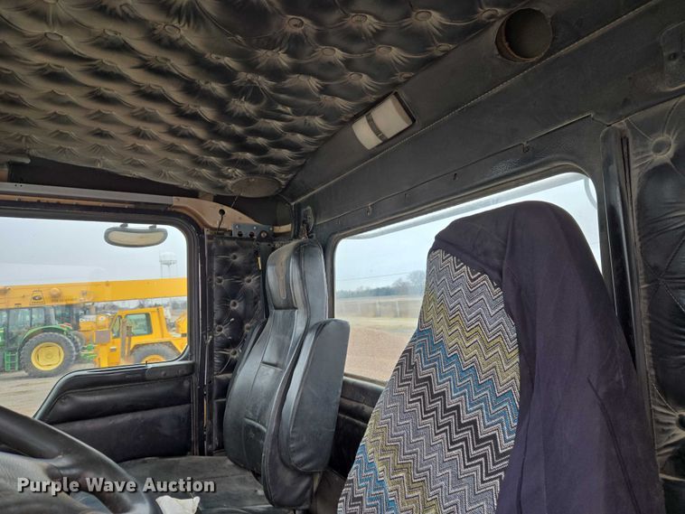 image for item ET5361 2005 Kenworth T800 semi truck