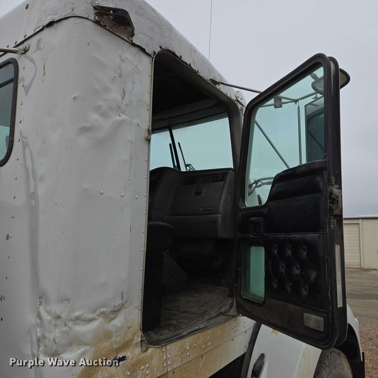 image for item ET5361 2005 Kenworth T800 semi truck