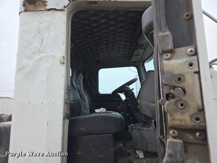 image for item ET5361 2005 Kenworth T800 semi truck