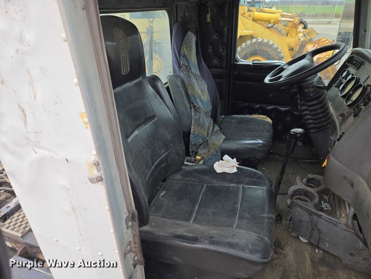 image for item ET5361 2005 Kenworth T800 semi truck