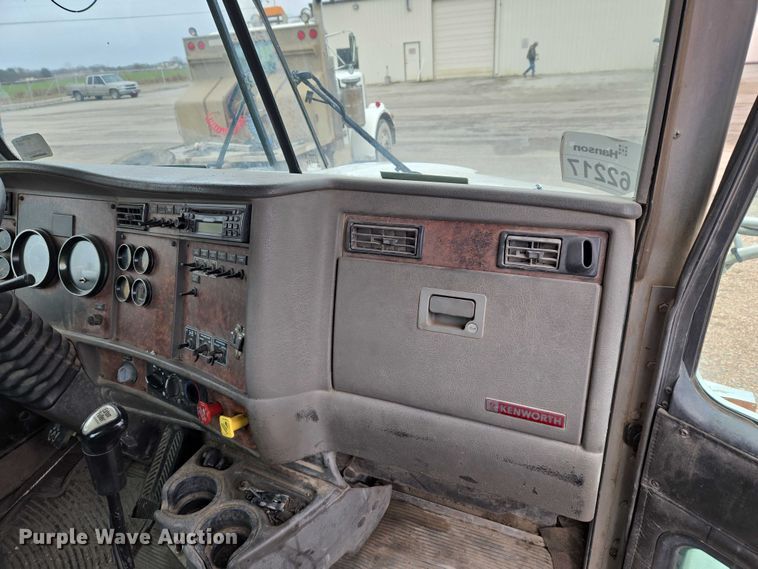 image for item ET5361 2005 Kenworth T800 semi truck