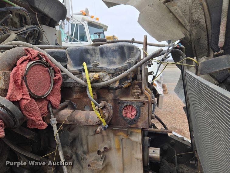 image for item ET5361 2005 Kenworth T800 semi truck