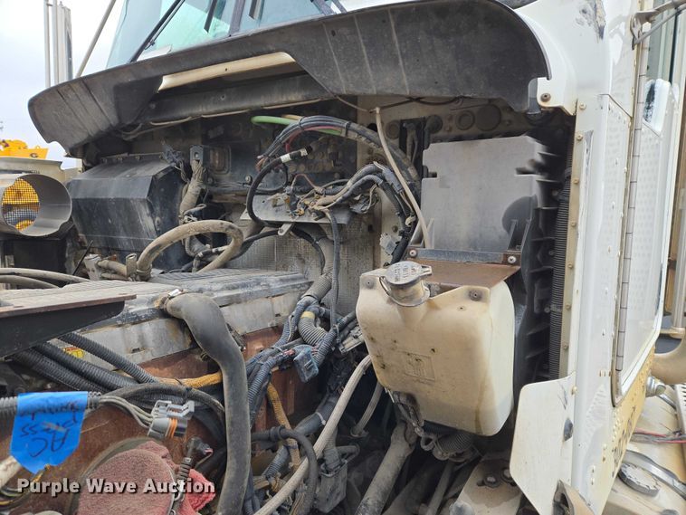 image for item ET5361 2005 Kenworth T800 semi truck