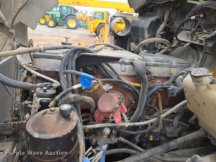 image for item ET5361 2005 Kenworth T800 semi truck