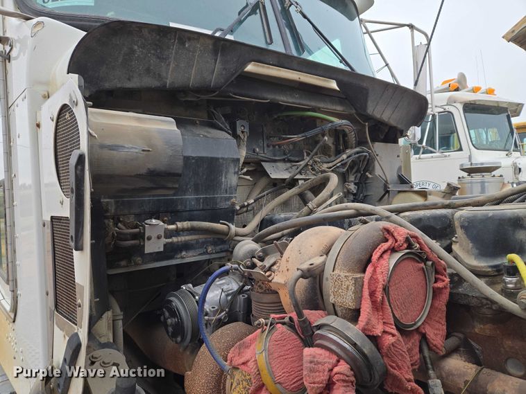 image for item ET5361 2005 Kenworth T800 semi truck