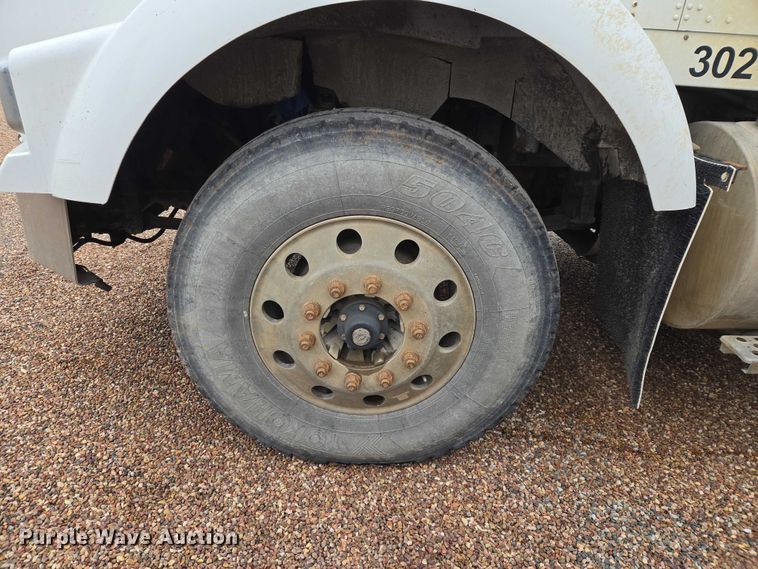 image for item ET5361 2005 Kenworth T800 semi truck