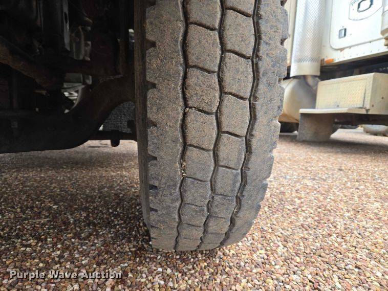 image for item ET5361 2005 Kenworth T800 semi truck