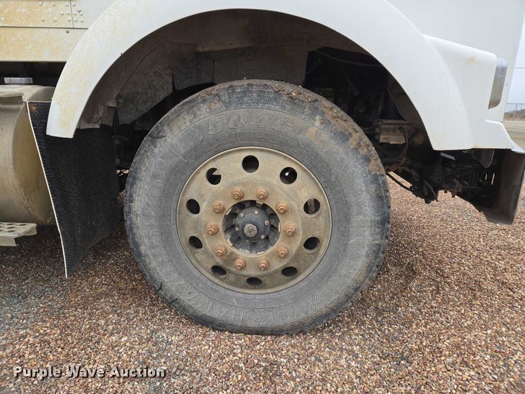 image for item ET5361 2005 Kenworth T800 semi truck