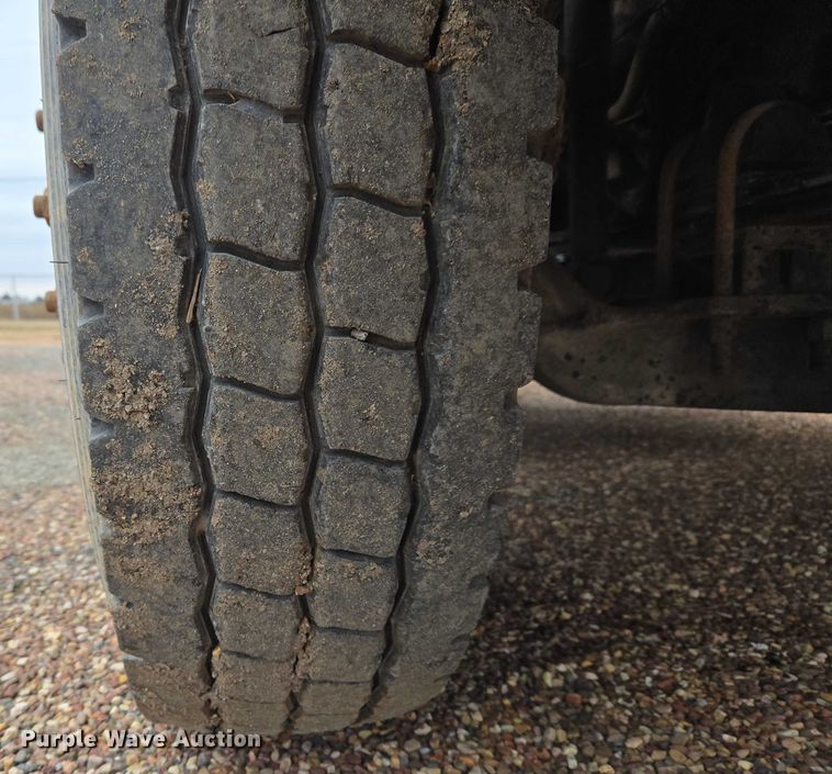 image for item ET5361 2005 Kenworth T800 semi truck