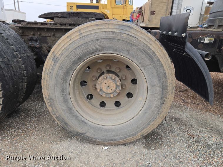 image for item ET5361 2005 Kenworth T800 semi truck