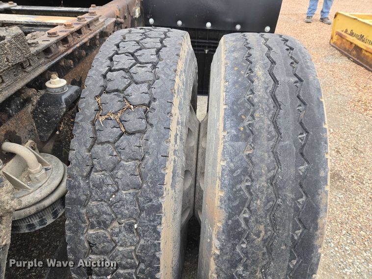 image for item ET5361 2005 Kenworth T800 semi truck