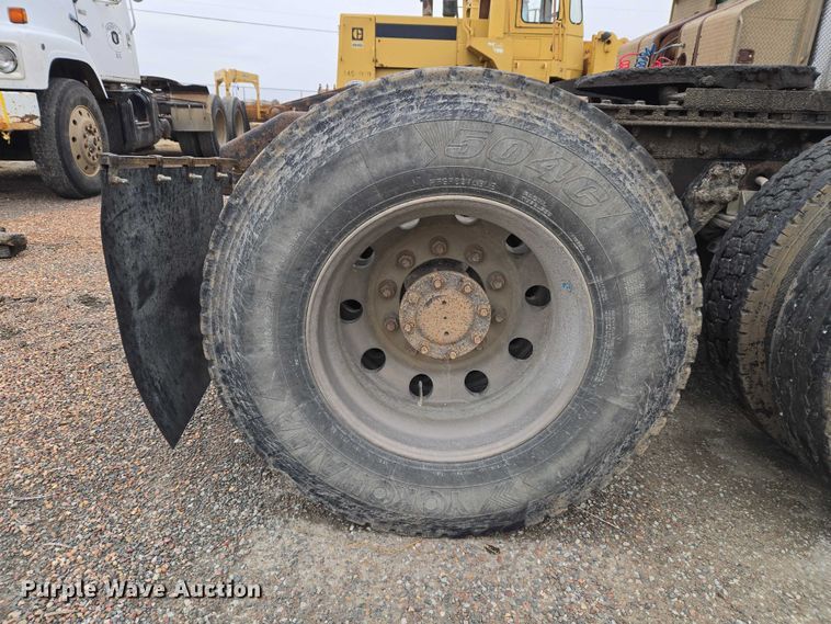 image for item ET5361 2005 Kenworth T800 semi truck