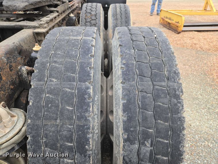 image for item ET5361 2005 Kenworth T800 semi truck