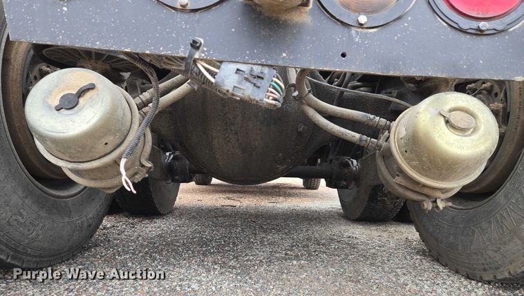 image for item ET5361 2005 Kenworth T800 semi truck