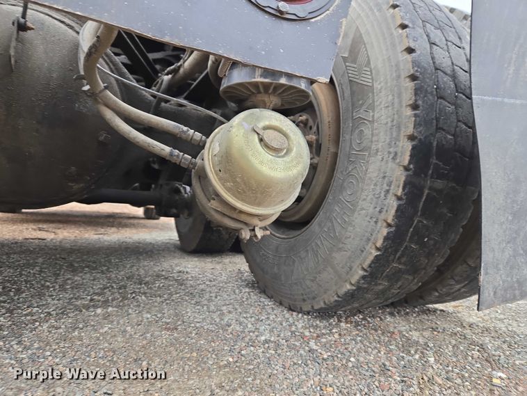 image for item ET5361 2005 Kenworth T800 semi truck