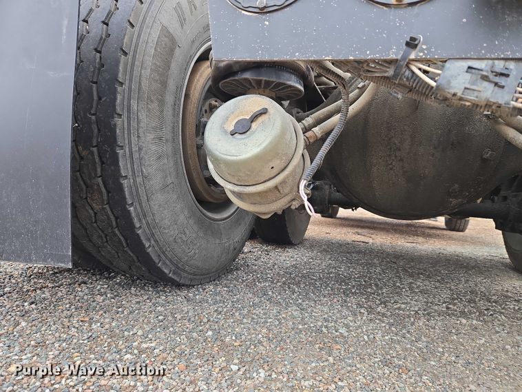 image for item ET5361 2005 Kenworth T800 semi truck