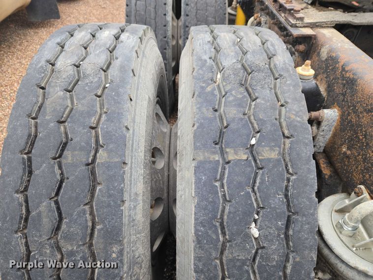 image for item ET5361 2005 Kenworth T800 semi truck