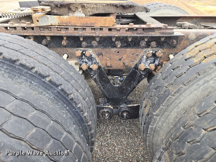 image for item ET5361 2005 Kenworth T800 semi truck