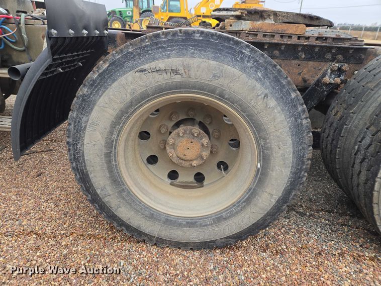 image for item ET5361 2005 Kenworth T800 semi truck