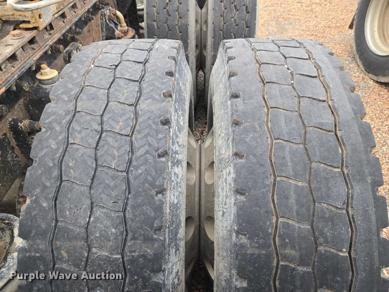 image for item ET5361 2005 Kenworth T800 semi truck