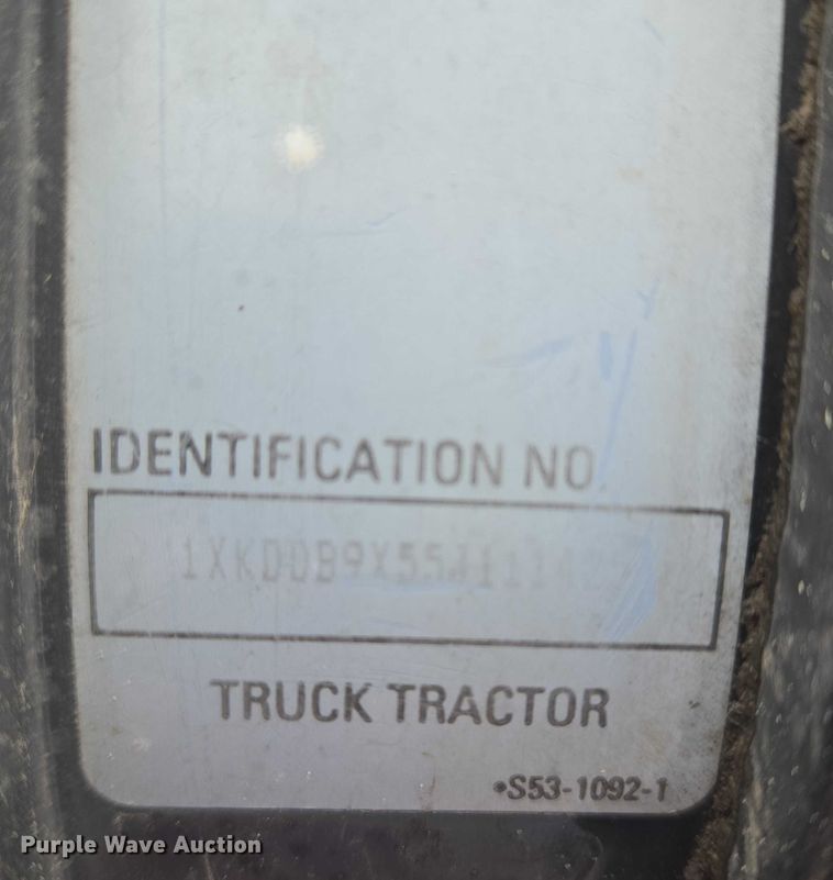 image for item ET5361 2005 Kenworth T800 semi truck