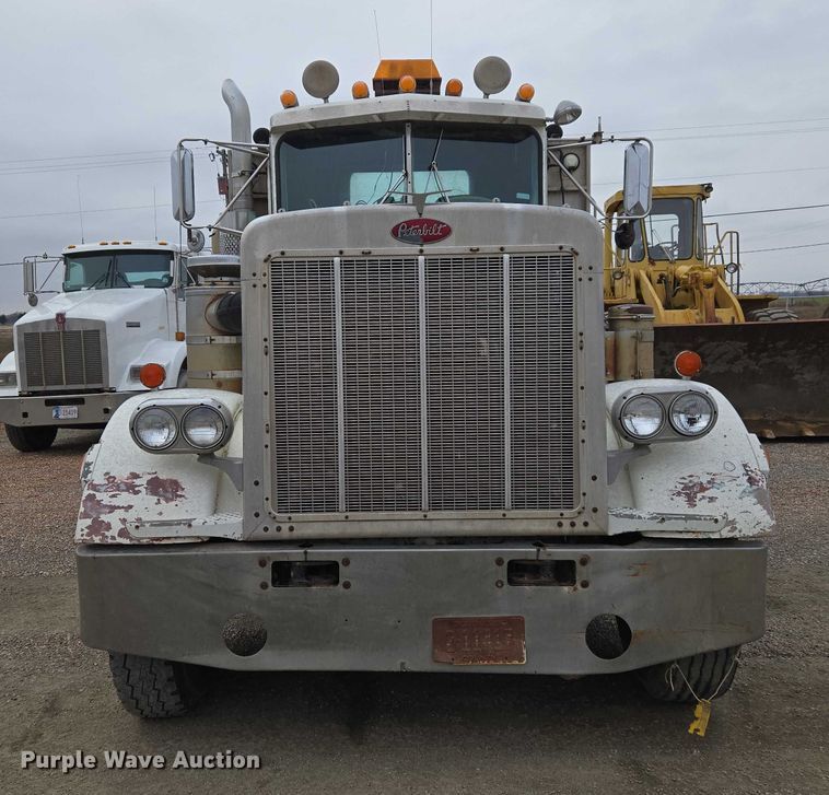 image for item ET5362 1981 Peterbilt semi truck