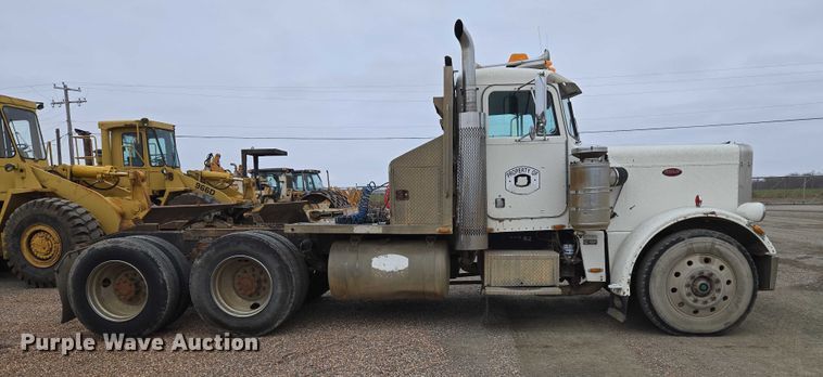 image for item ET5362 1981 Peterbilt semi truck