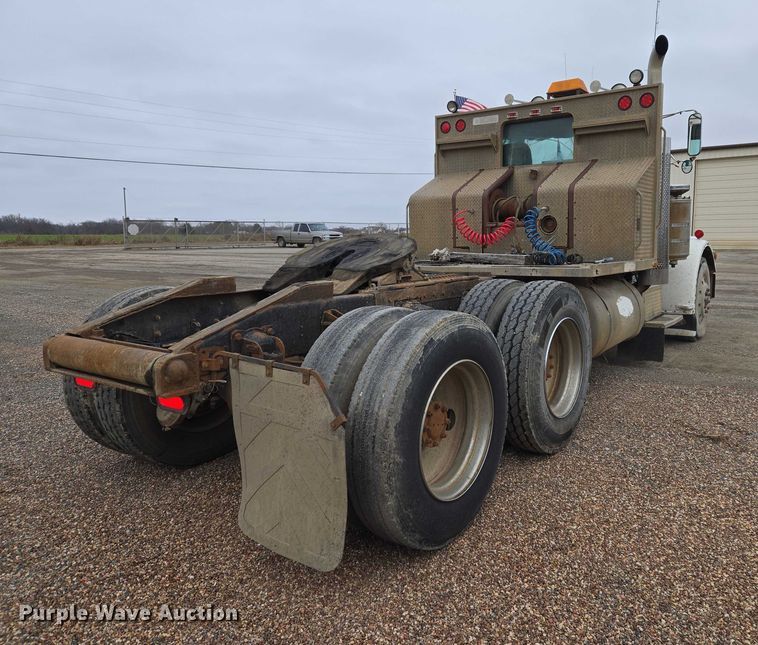 image for item ET5362 1981 Peterbilt semi truck