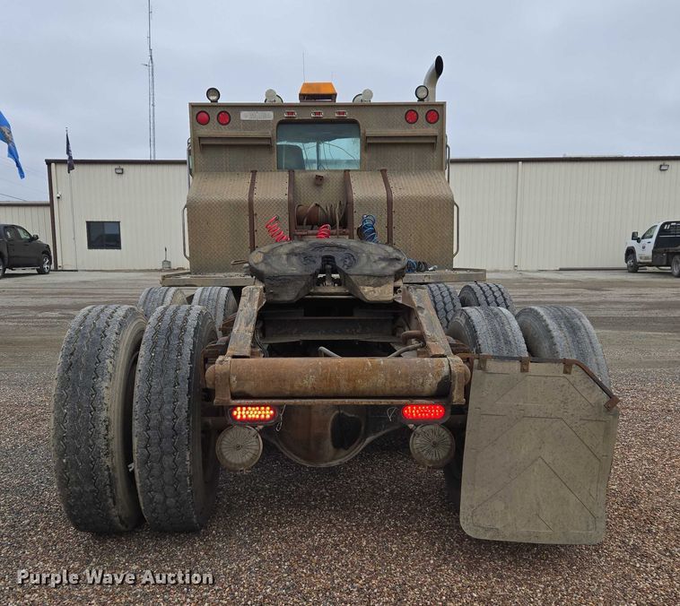 image for item ET5362 1981 Peterbilt semi truck