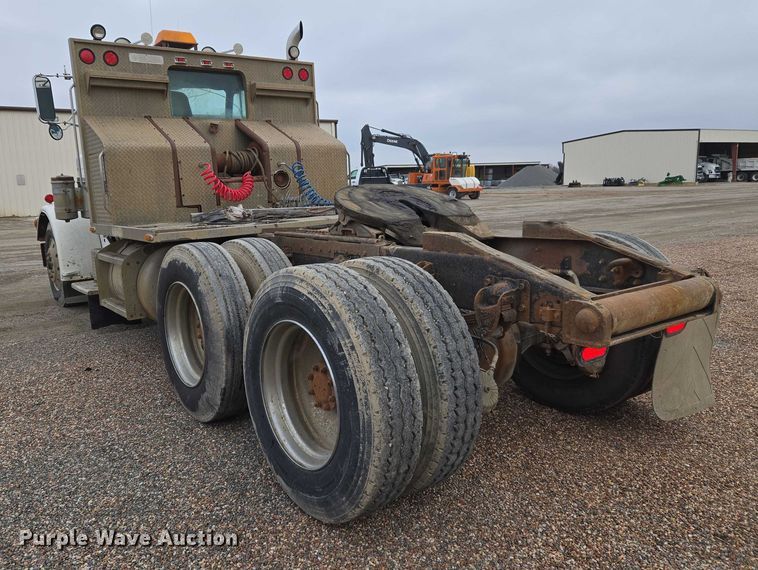 image for item ET5362 1981 Peterbilt semi truck