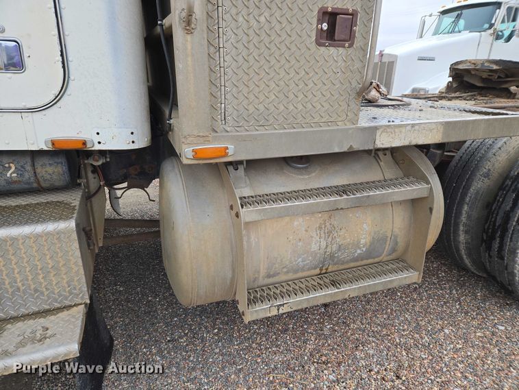 image for item ET5362 1981 Peterbilt semi truck