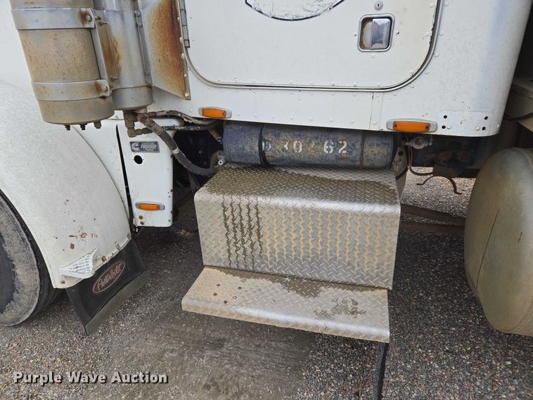 image for item ET5362 1981 Peterbilt semi truck