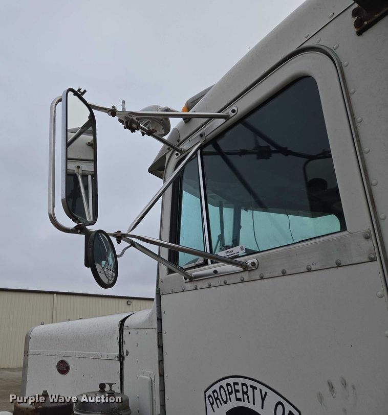 image for item ET5362 1981 Peterbilt semi truck