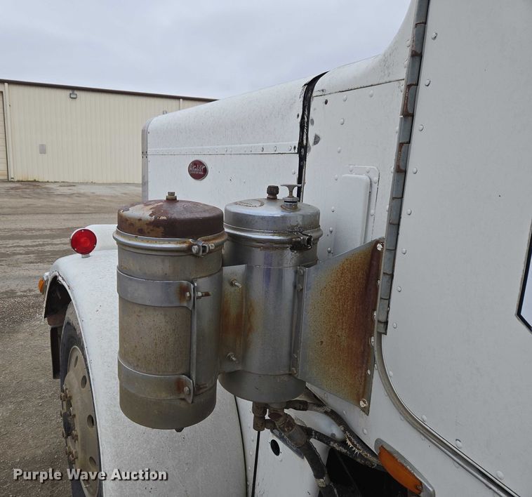 image for item ET5362 1981 Peterbilt semi truck