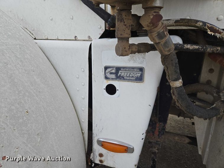 image for item ET5362 1981 Peterbilt semi truck