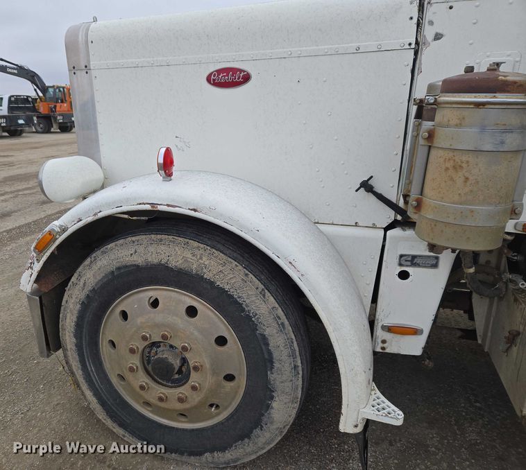 image for item ET5362 1981 Peterbilt semi truck