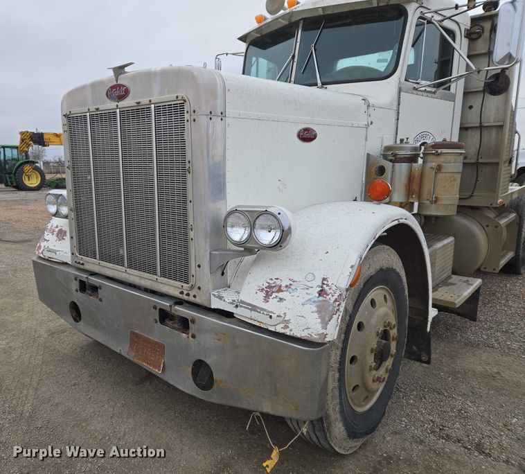image for item ET5362 1981 Peterbilt semi truck