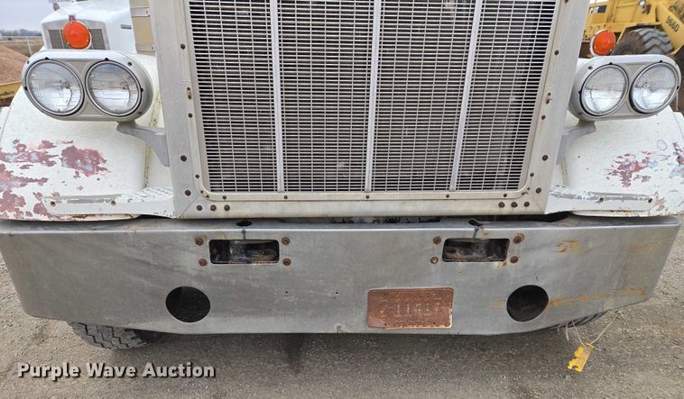 image for item ET5362 1981 Peterbilt semi truck