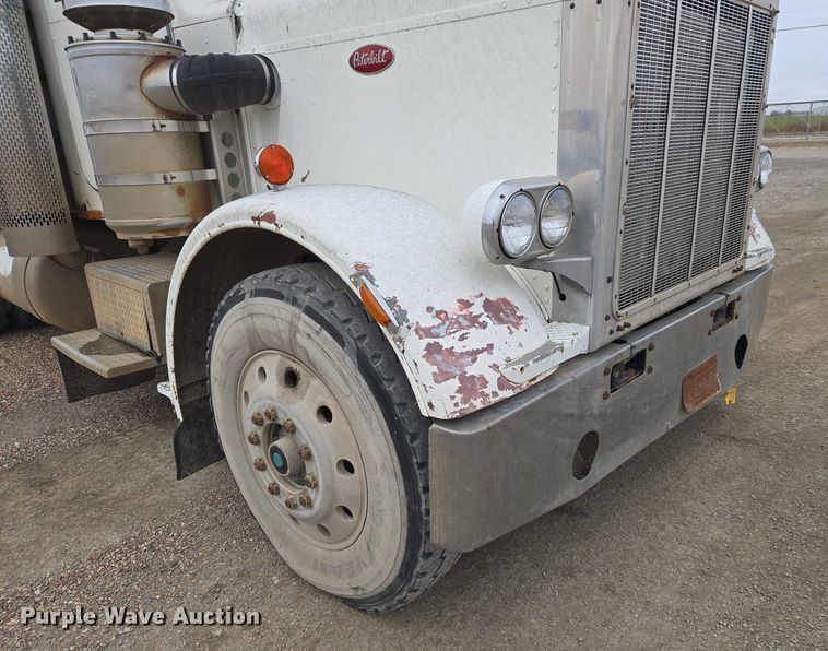 image for item ET5362 1981 Peterbilt semi truck