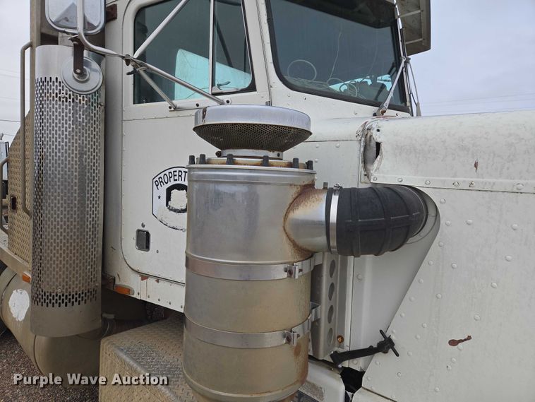 image for item ET5362 1981 Peterbilt semi truck